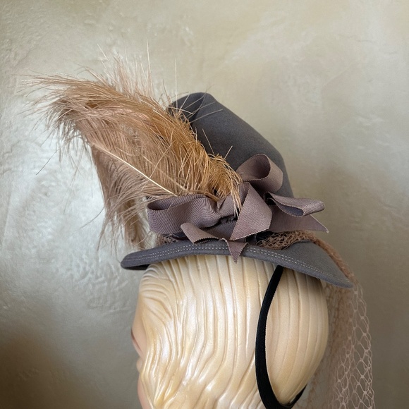 SHOWSTOPPER 1940s\' ENGLISH REGISTERED WIMBLEDON TAUPE FELT TILT HAT + FEATHERS main image 13